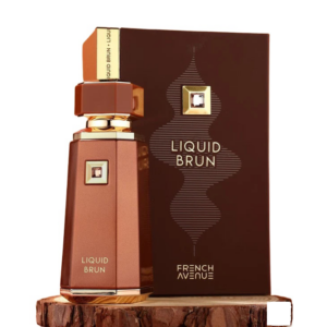 Perfume Liquid Brun de French Avenue, frasco marrón con tapón dorado junto a su caja, sobre una base de madera