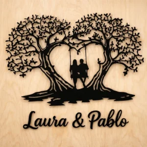 Cuadro de madera del Árbol de la Vida con pareja enamorada y nombres personalizados Laura y Pablo, 60 × 40 cm
