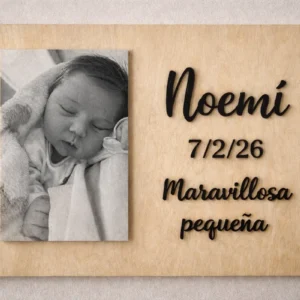 Cuadro de nacimiento personalizado de madera con foto de bebé grabada en lienzo y nombre en letras en relieve