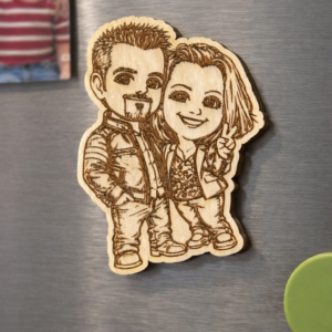 Imán de madera para nevera con caricatura de una pareja de pie, grabada con láser de diodo a partir de una fotografía