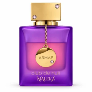 Club de Nuit Maleka de Armaf, frasco de Eau de Parfum 105 ml en cristal morado esmerilado con tapón dorado y medalla colgante, sobre fondo blanco