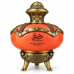 Durrah de Lattafa, frasco naranja con adornos dorados de la línea Niche Emarati sobre fondo blanco