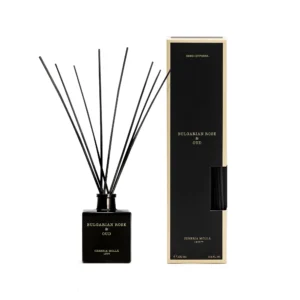 Mikado Bulgarian Rose & Oud de Cerería Mollá 100 ml: frasco negro con varillas negras junto a su caja negra