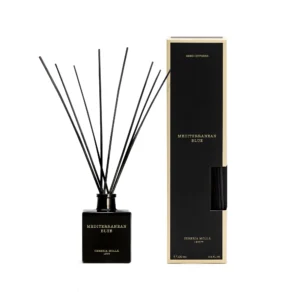 Mikado Mediterranean Blue de Cerería Mollá 100 ml: frasco negro con varillas negras junto a su caja negra
