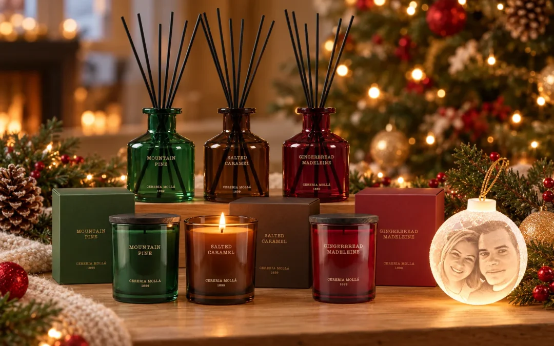 Velas y mikados de Navidad de Cerería Mollá junto a una bola de Navidad personalizada con foto, en un ambiente navideño