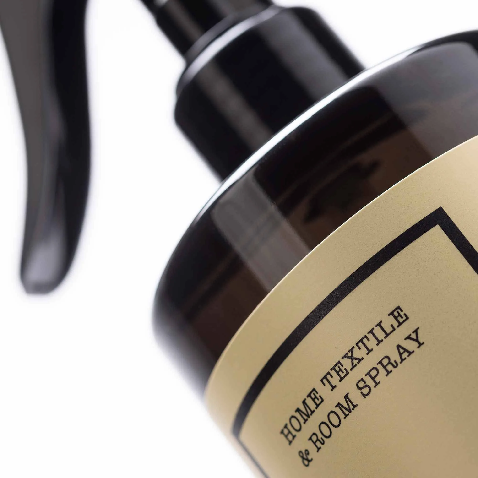 Detalle del pulverizador y la etiqueta beige Home Textile & Room Spray de Cerería Mollá