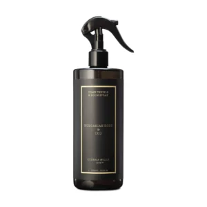 Spray textil Bulgarian Rose & Oud de Cerería Mollá 500 ml: botella ámbar con etiqueta negra y pulverizador de pistola negro