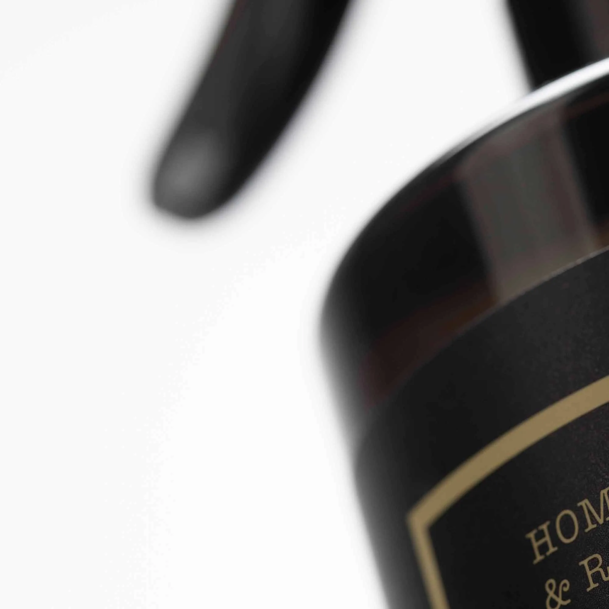 Detalle del pulverizador y la etiqueta negra Home Textile & Room Spray de Cerería Mollá