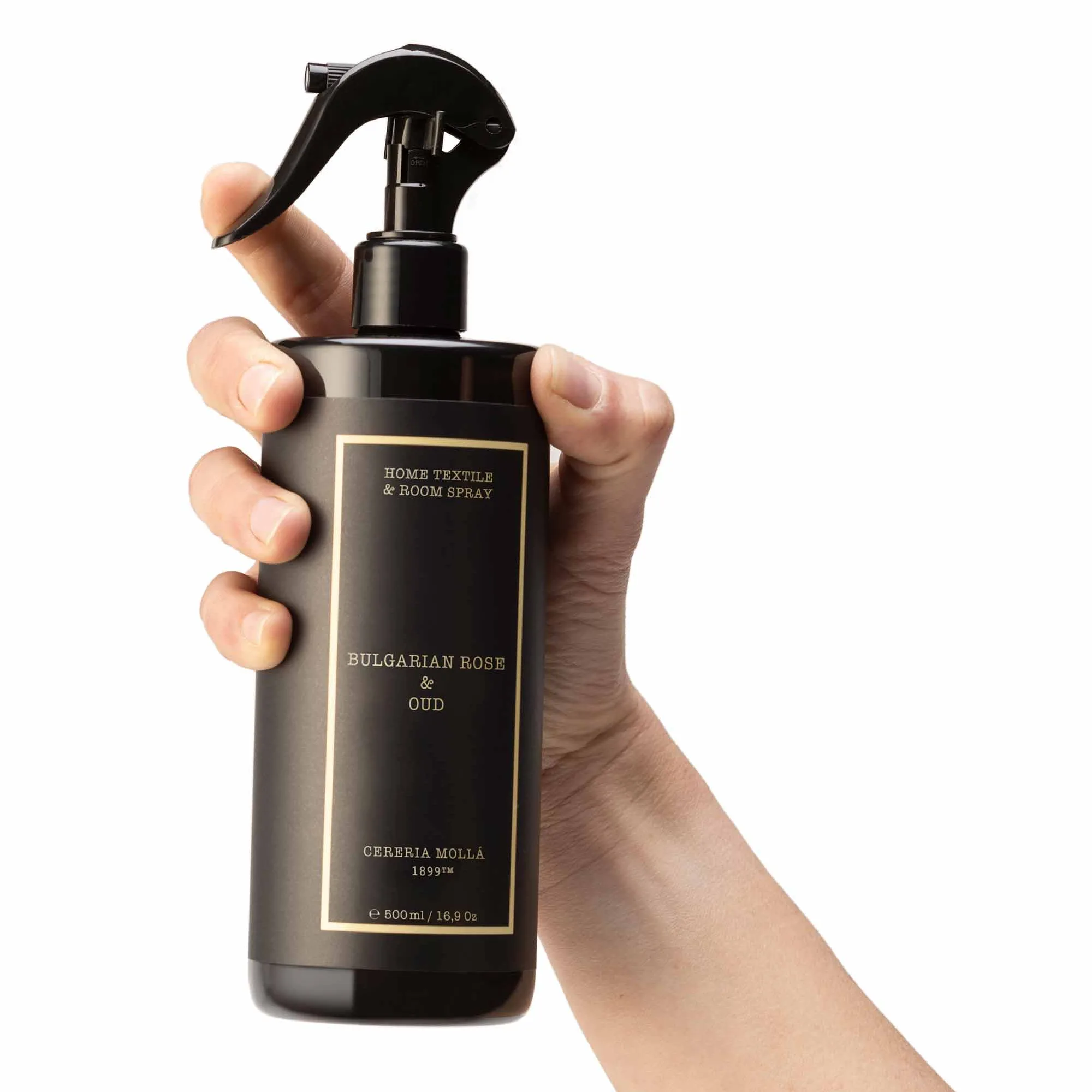 Mano sujetando el spray para tejidos y ambiente Bulgarian Rose & Oud de Cerería Mollá