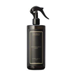 Spray textil Mediterranean Blue de Cerería Mollá 500 ml: botella ámbar con etiqueta negra y pulverizador de pistola negro