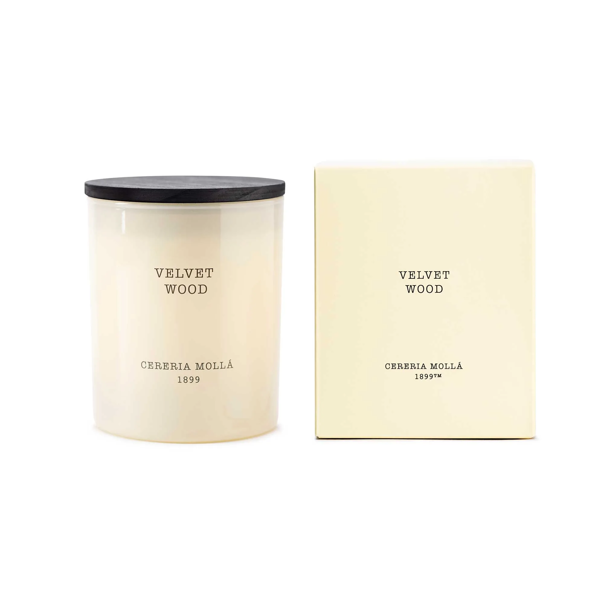 Vela Velvet Wood de Cerería Mollá en vaso color crema con tapa negra junto a su caja beige